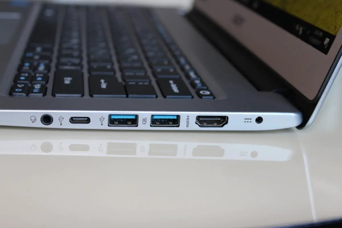 Anda sedang melihat port USB-C di laptop